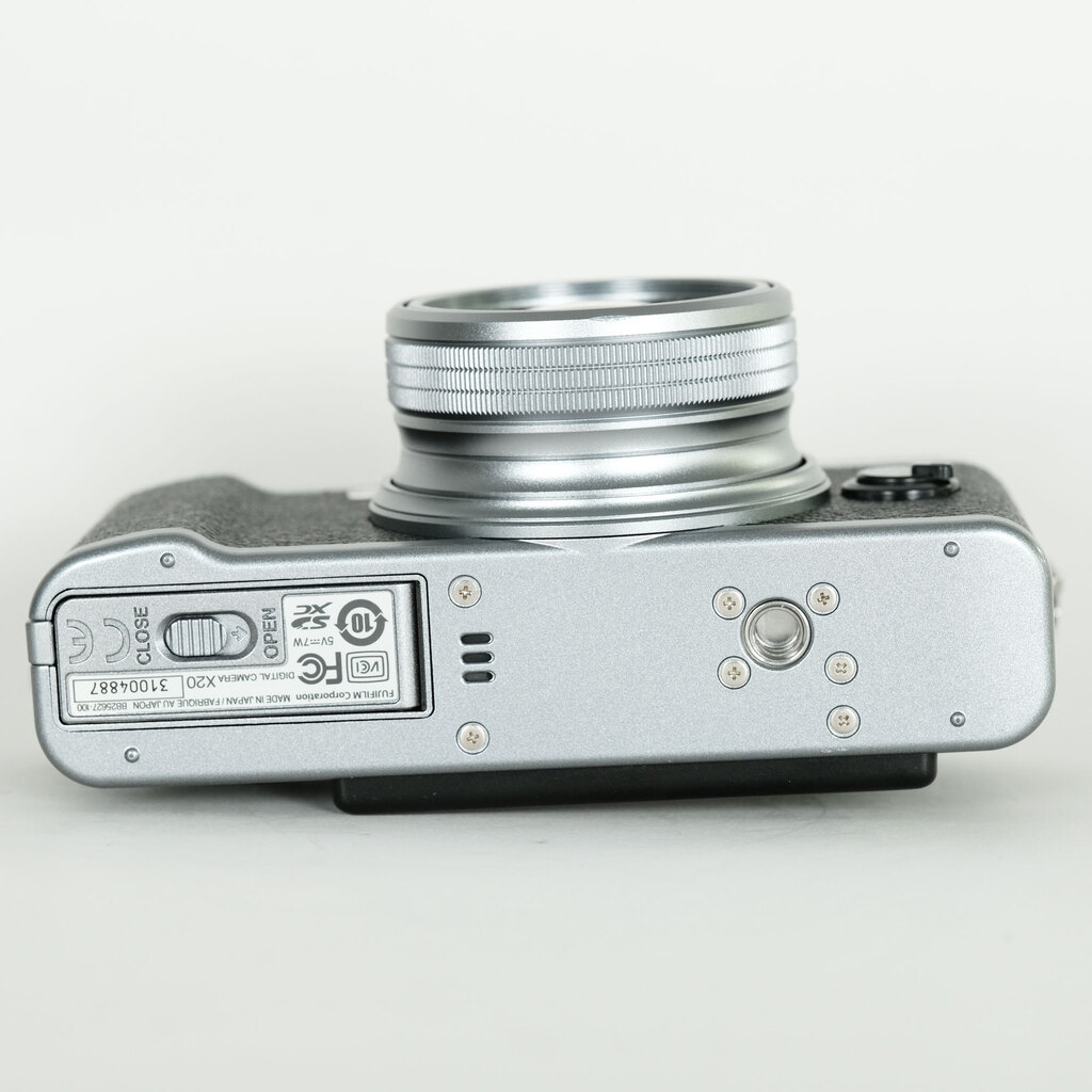 超美品　Fujifilm X20 コンパクトデジタルカメラ　シルバー 中古】FUJIFILM 富士フイルム X20 シルバー コンパクトデジタル