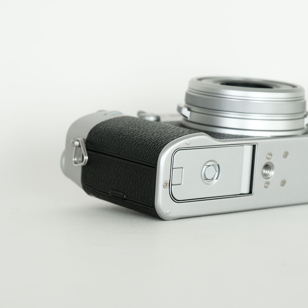 新品同様　FUJIFILM X100V シルバー Amazon | 富士フイルム(FUJIFILM) デジタルカメラ X100V