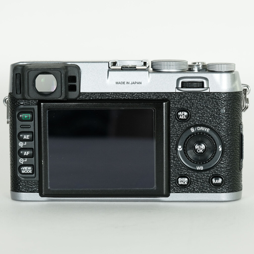 FUJIFILM FinePix X100 FUJIFILM FinePix X100
