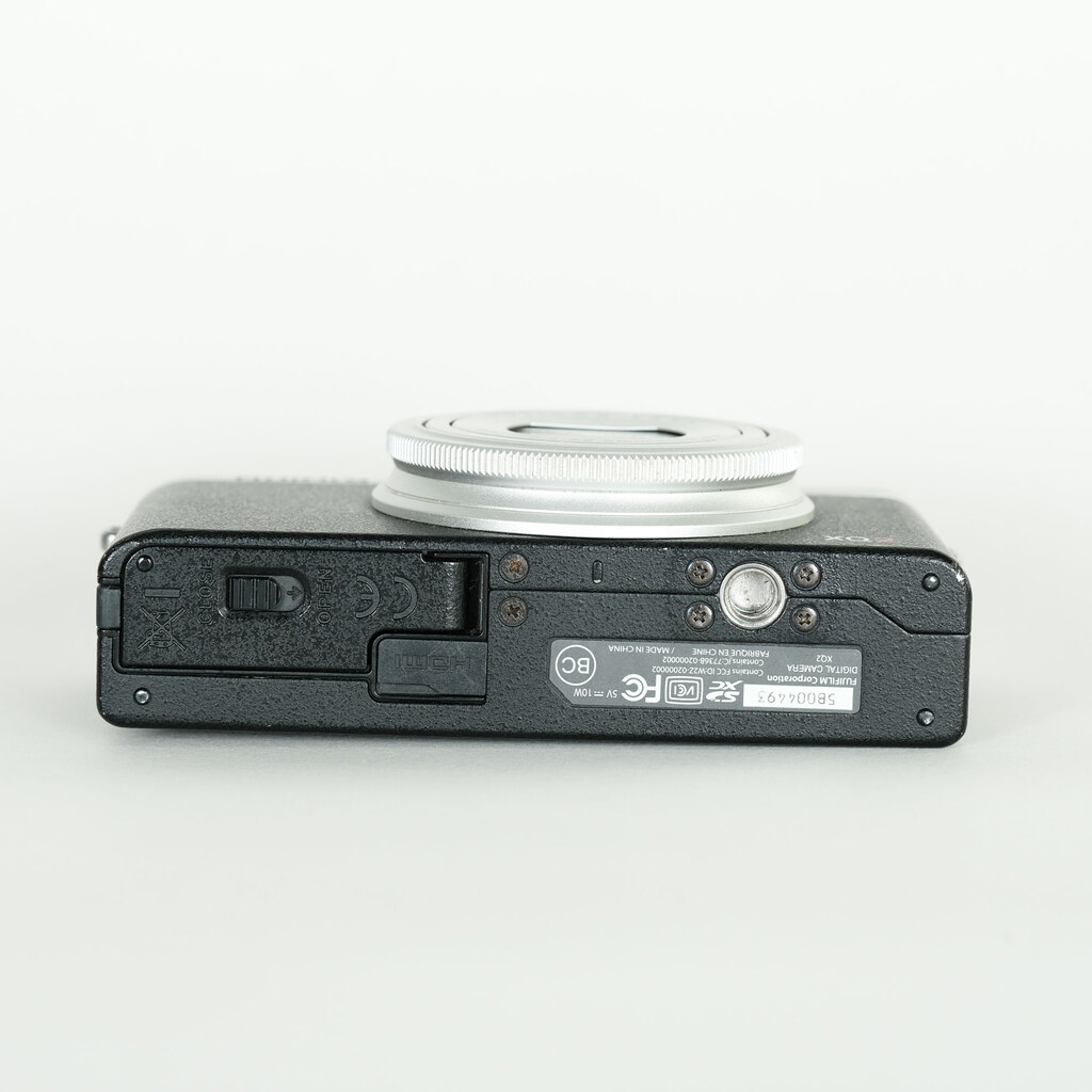 富士フイルム - FUJIFILM XQ2 シルバー FUJIFILM XQ2 Digital Camera (Silver) 16454942 B&H Photo Video