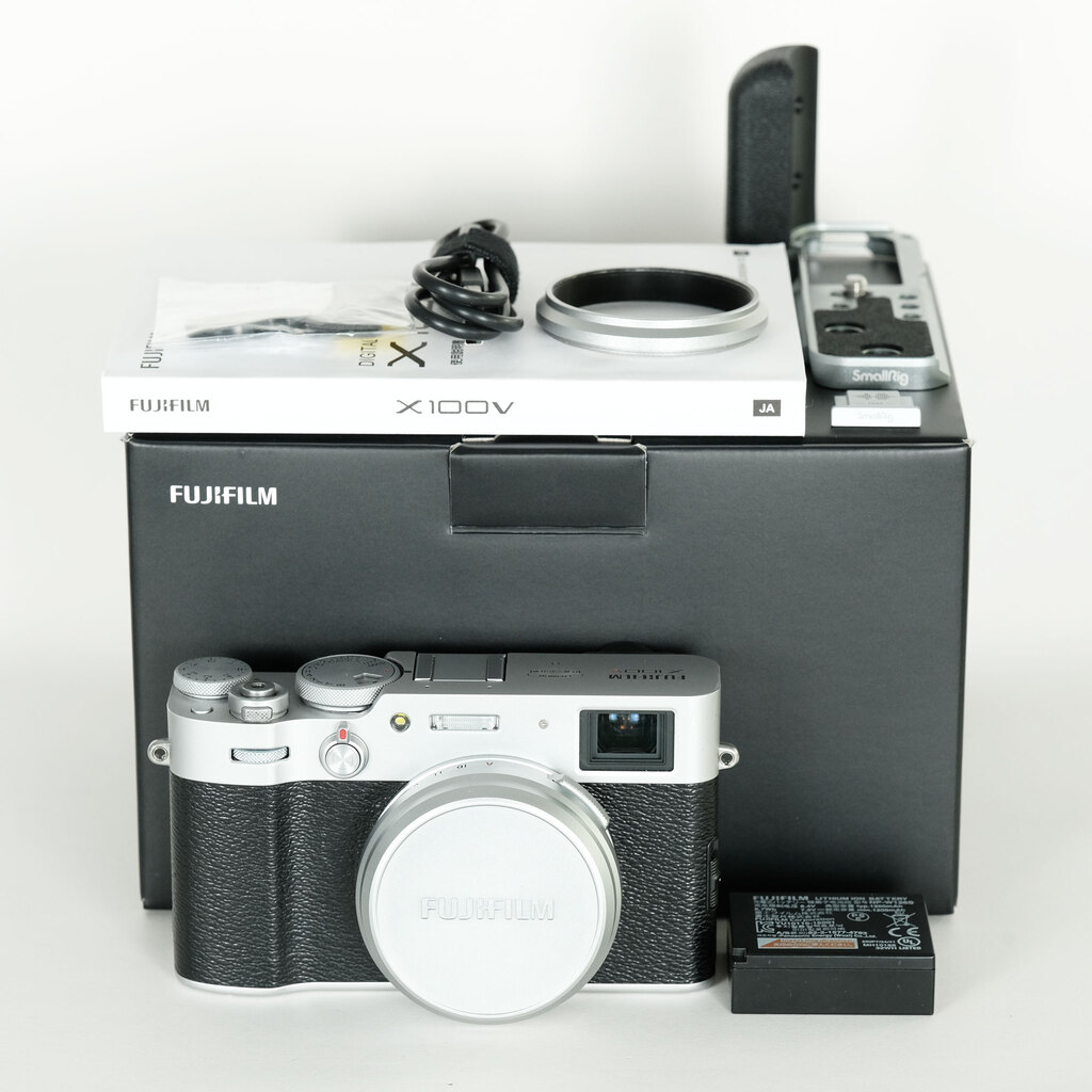 【美品/各種おまけ付】Fujifilm X100V シルバー FUJIFILM X100V シルバーの出品 | ONE SCENE（ワンシーン）
