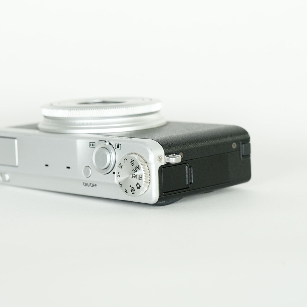 FUJIFILM XQ2 シルバーの出品 | ONE SCENE（ワンシーン）