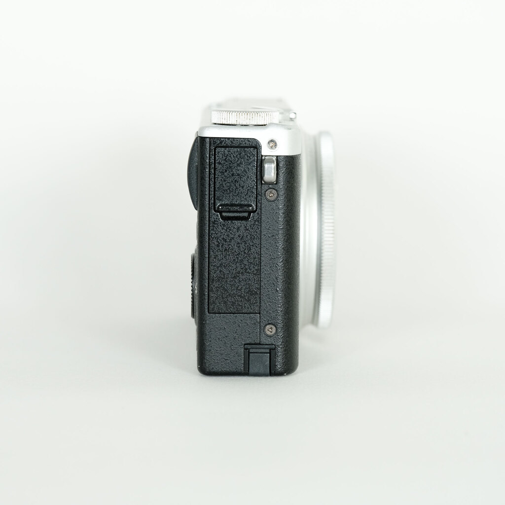 FUJIFILM XQ2 ジャンク FUJIFILM XQ2 シルバーの出品 | ONE SCENE(ワンシーン)