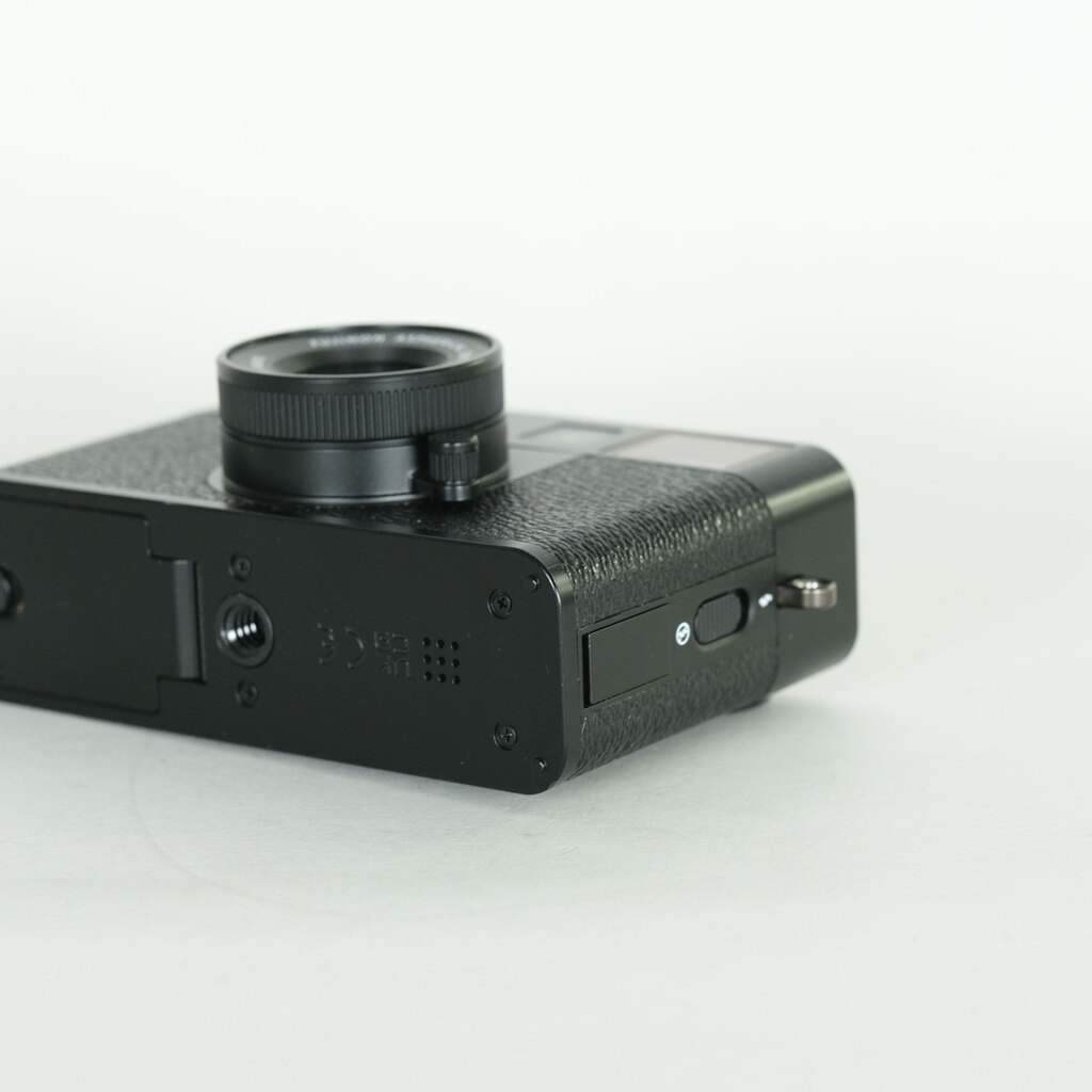 FUJIFILM X half X-HF1