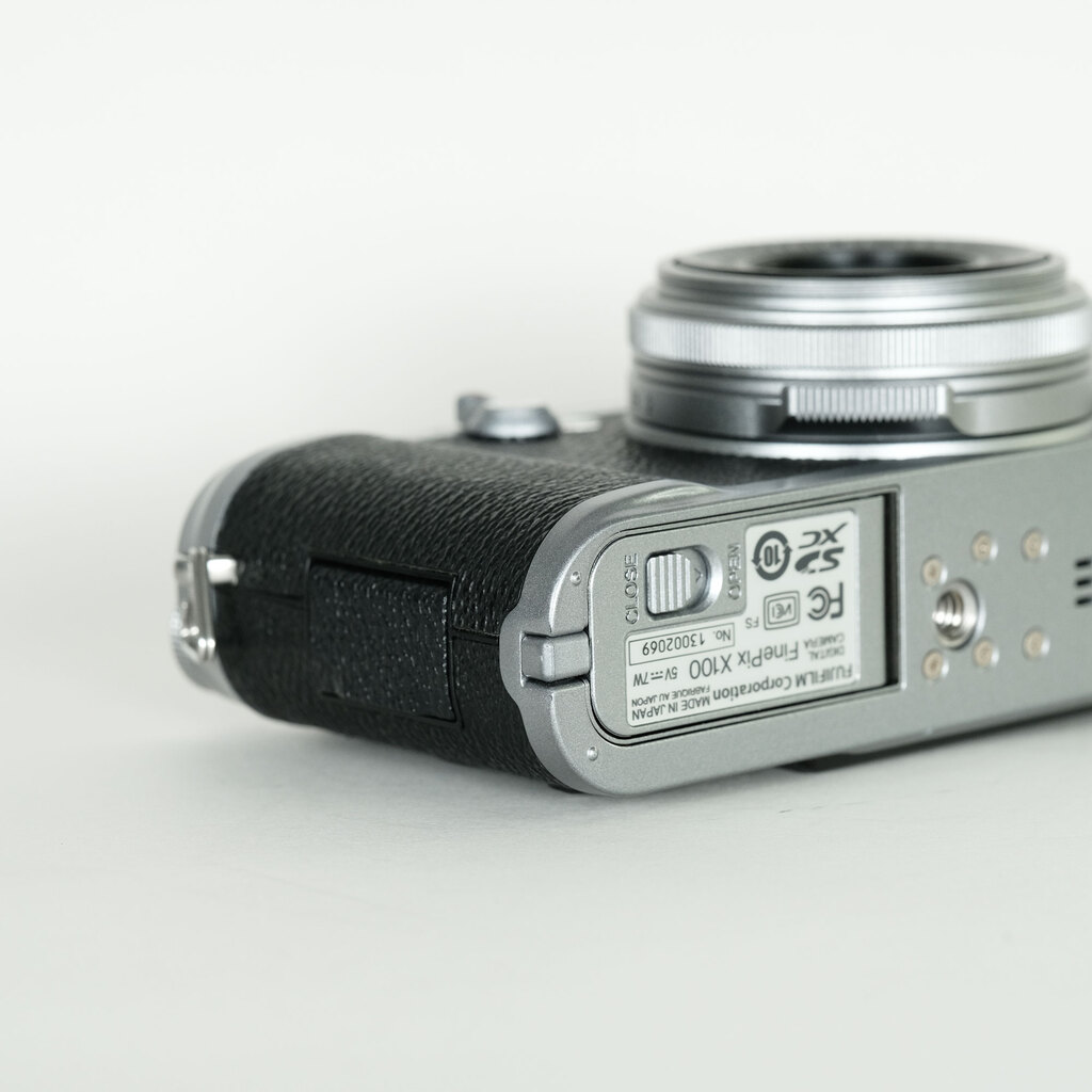 FUJIFILM FinePix X100 FUJIFILM FinePix X100