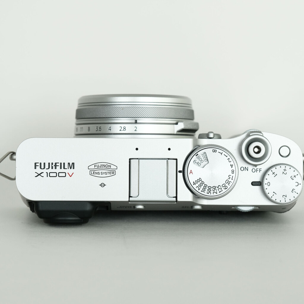 新品同様　FUJIFILM X100V シルバー Amazon | 富士フイルム(FUJIFILM) デジタルカメラ X100V
