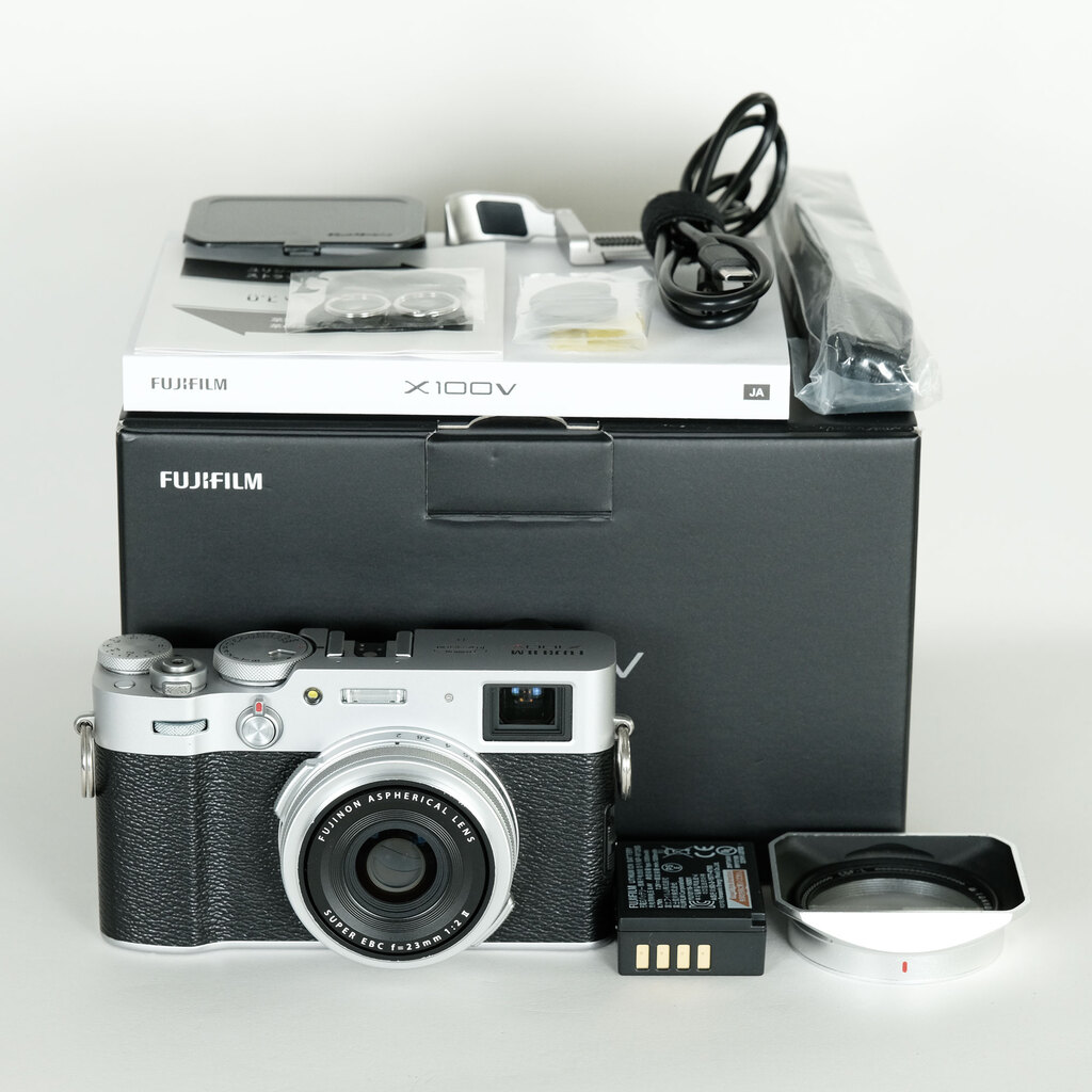 【美品】FUJIFILM X100V シルバー おまけ付 FUJIFILM X100V シルバーの出品 | ONE SCENE（ワンシーン）