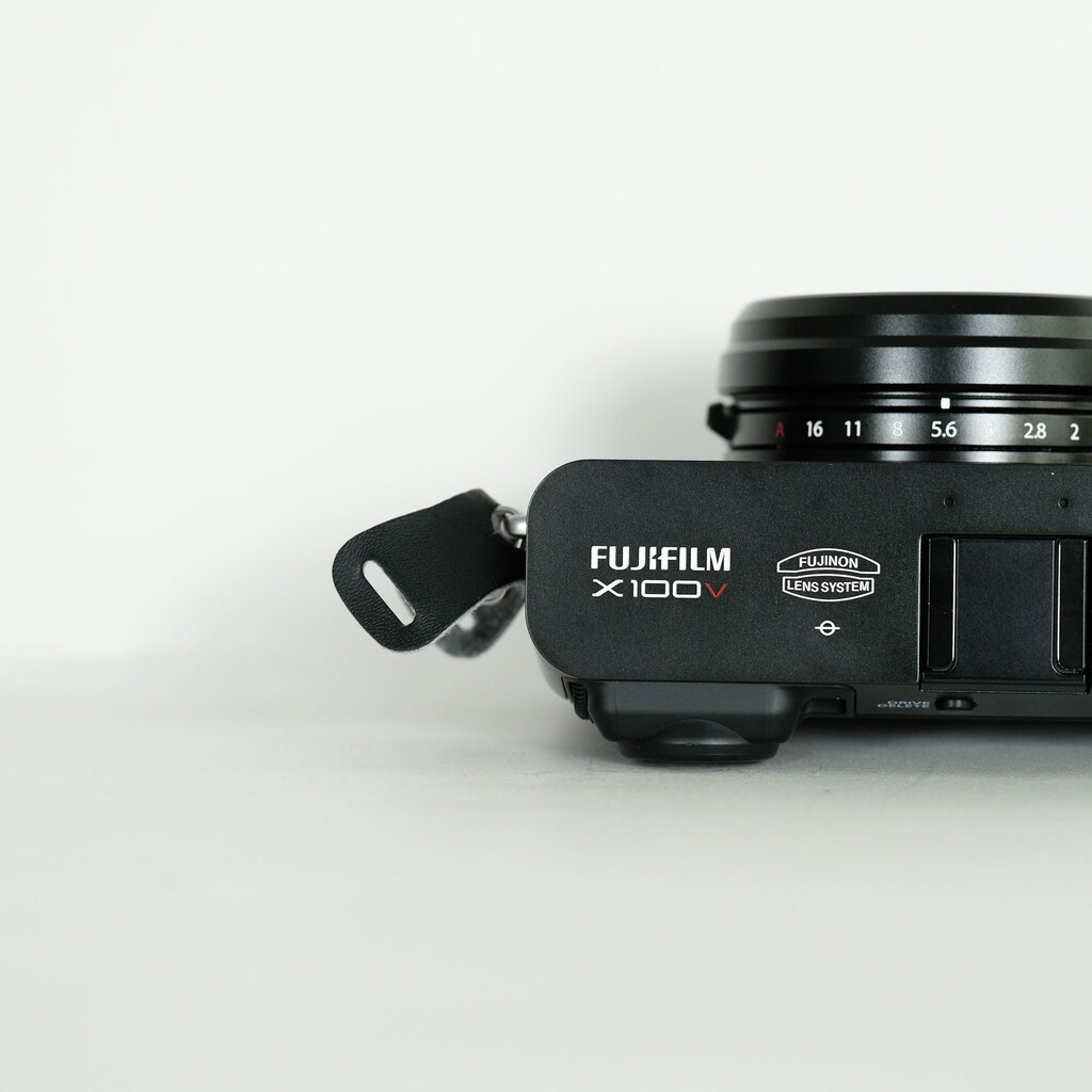 FUJIFILM X100V ブラック　美品(1900SHOT) おまけ付 near mint]Fujifilm X100V 26.1MP Fuji Camera Black w/Box