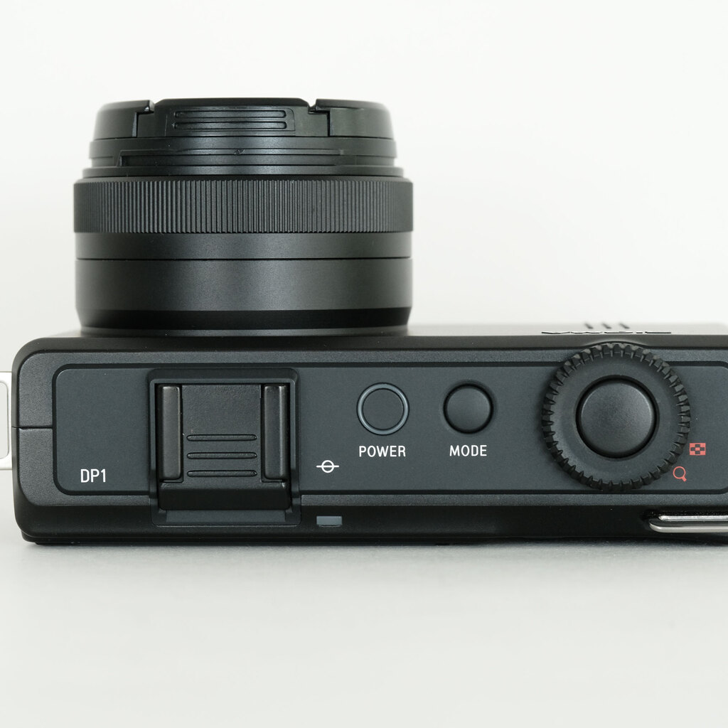 SIGMA DP1 Merrillコンパクトデジタルカメラ ファーストインプレッション】SIGMA DP1 Merrill - デジカメ