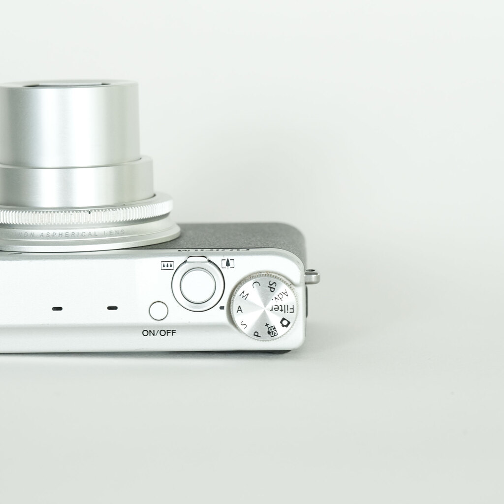 FUJIFILM XQ2 シルバー