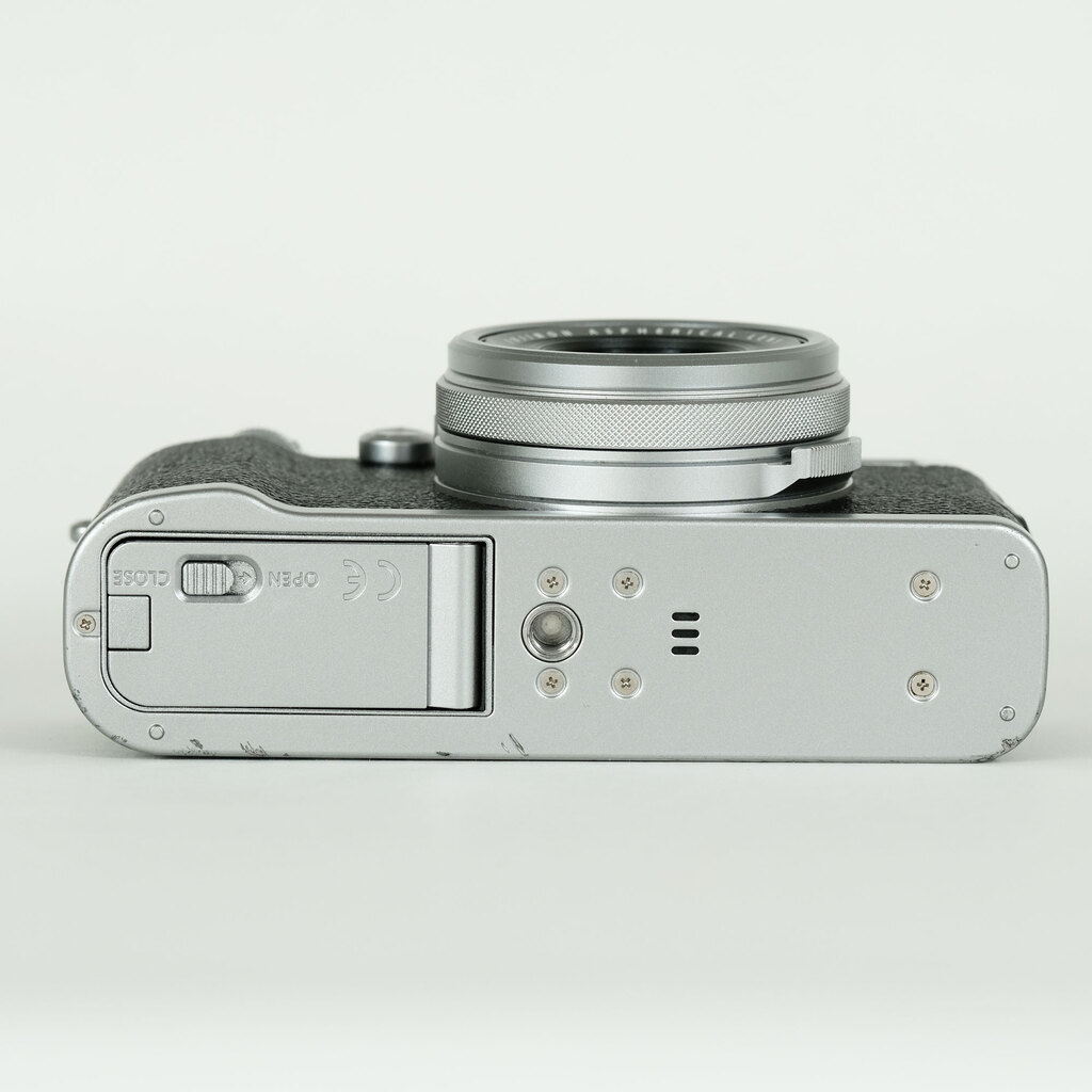 FUJIFILM x100F シルバー FUJIFILM X100F シルバーの出品 | ONE SCENE（ワンシーン）