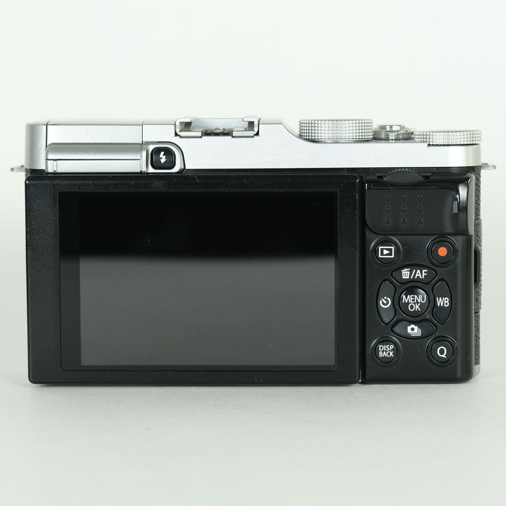 FUJIFILM X-A2 ボディ シルバー FUJIFILM X-A2 ボディ シルバー