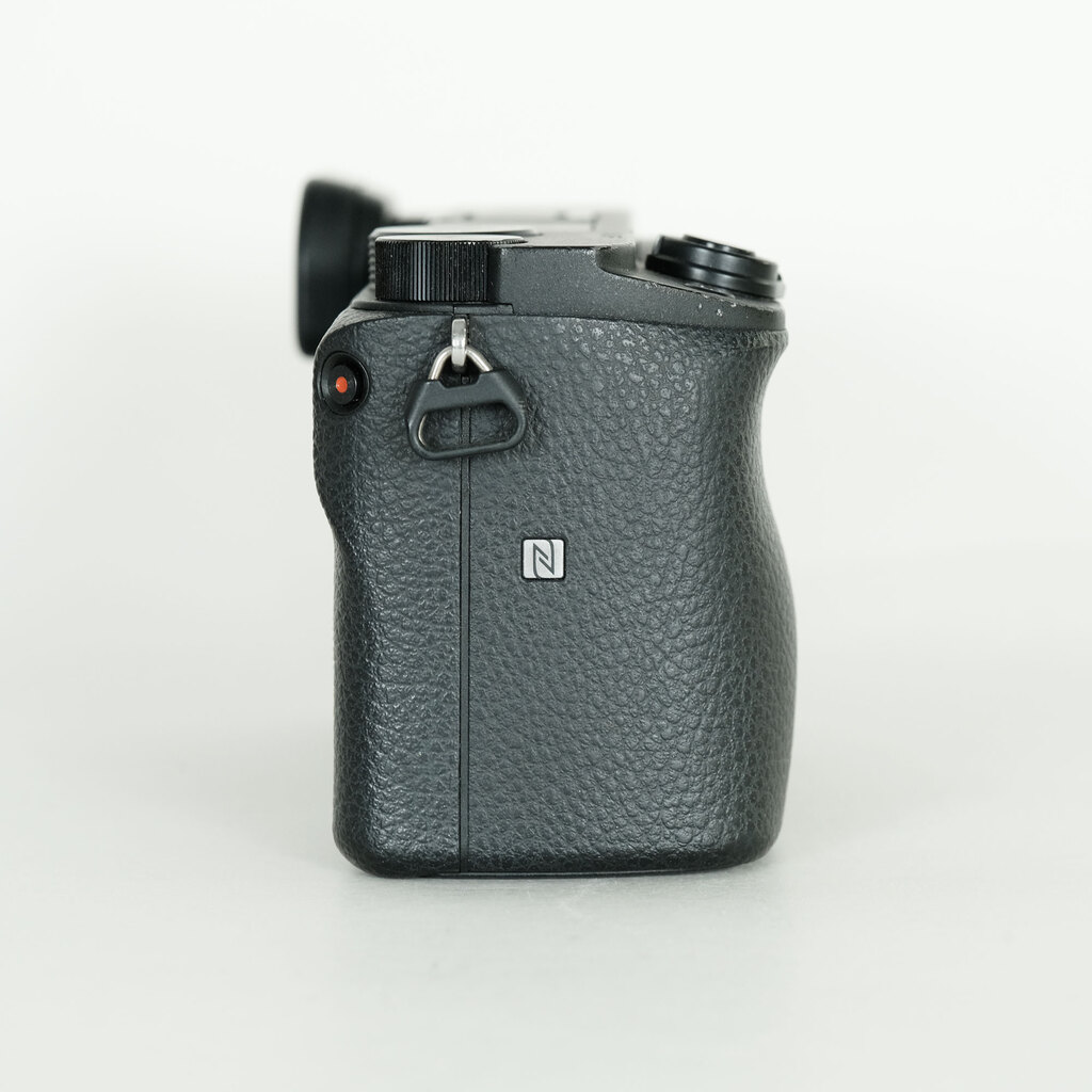 【使用僅か美品】SONY α6400 ILCE-6400 ケージ&バッテリー付き α（ソニー） ソニー SONY α6400 ILCE-6400L レンズキット