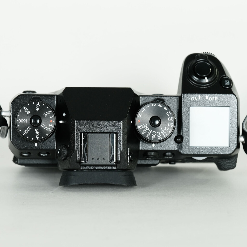 FUJIFILM　x-h1 状態良好　約10,000ショット　おまけ付き FUJIFILM X-H1の出品 | ONE SCENE（ワンシーン）