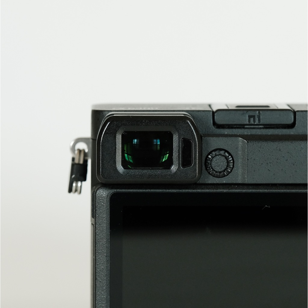 ソニー SONY α6400 ILCE-6400 【シャッター2978回】 ソニー(SONY) α6400 ボディ(シルバー) ILCE-6400 APS-C ミラー