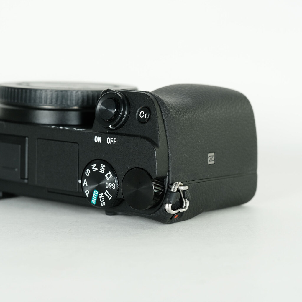 SONY α6400 ボディ ILCE-6400 ブラック 充電ケーブルなし 期間限定値下げ】SONY α6400ボディ ILCE-6400