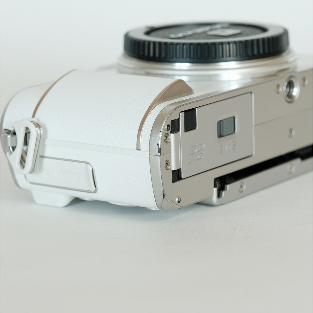 おまけなし！✨OLYMPUS PEN E-PL10　947-1 オリンパス OLYMPUS PEN E-PL10 ボディ [ホワイト] 価格比較