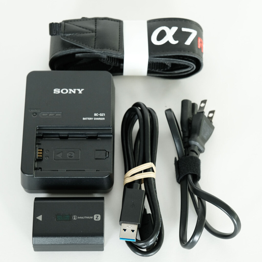 ソニー α7R V ボディ ILCE-7RM5＋予備バッテリー α7R V「ILCE-7RM5」を開封して付属品をチェックする。バッテリー