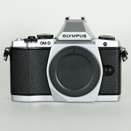OLYMPUS OM-D E-M5 ボディ シルバー OLYMPUS OM-D E-M5 ボディ シルバー