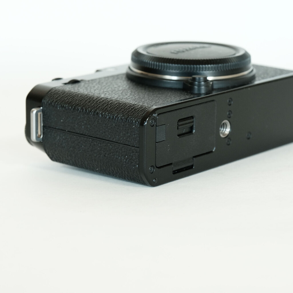 Fujifilm X-E4 35mmF1.4レンズセット おまけつき FUJIFILM X-E4を購入しました。持ち歩くのが嬉しくなるカメラよ