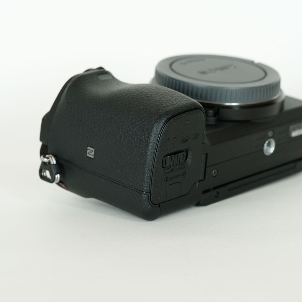 ワ*ン様 SONY α6400 ボディ 美品 バッテリー3個おまけ 新品)SONY (ソニー) α6400 パワーズームレンズキット ILCE-6400L