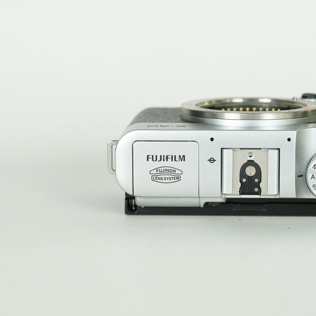 FUJIFILM X-A2 ボディ シルバー FUJIFILM X-A2 ボディ シルバー