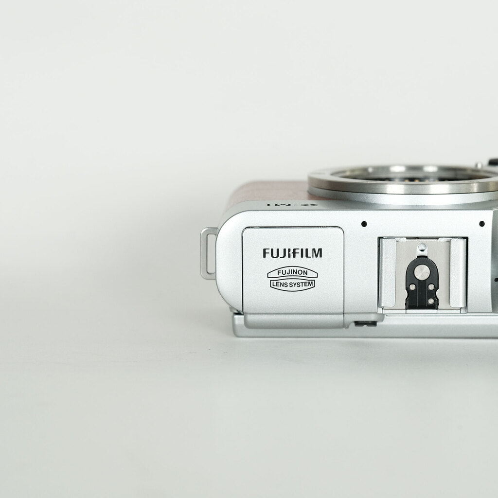 FUJIFILM X-M1 ボディ ブラウン FUJIFILM X-M1 ボディ ブラウン
