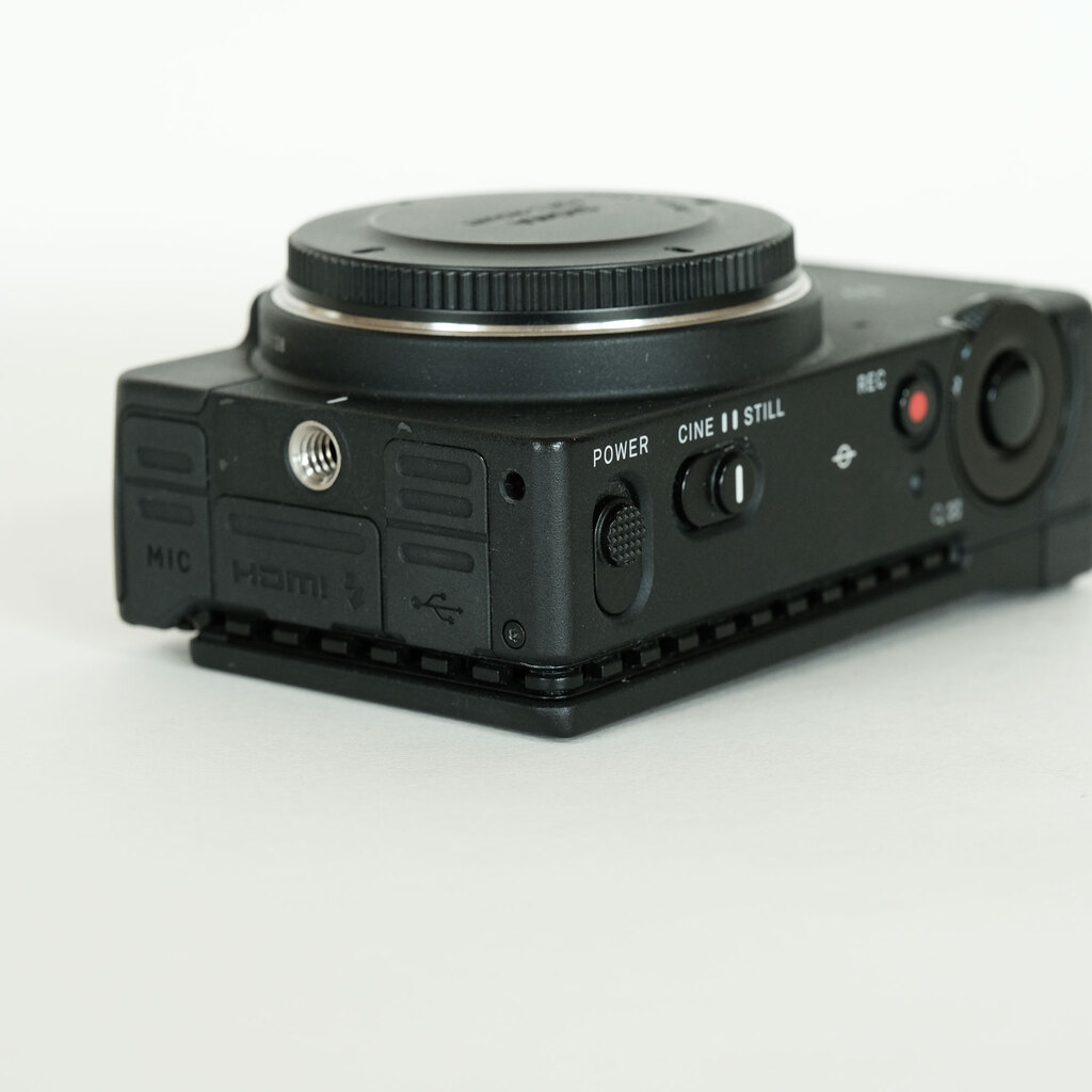 SIGMA fp ボディ& おまけ多数 新品》 SIGMA (シグマ) fp ボディ 【在庫限り（生産完了品