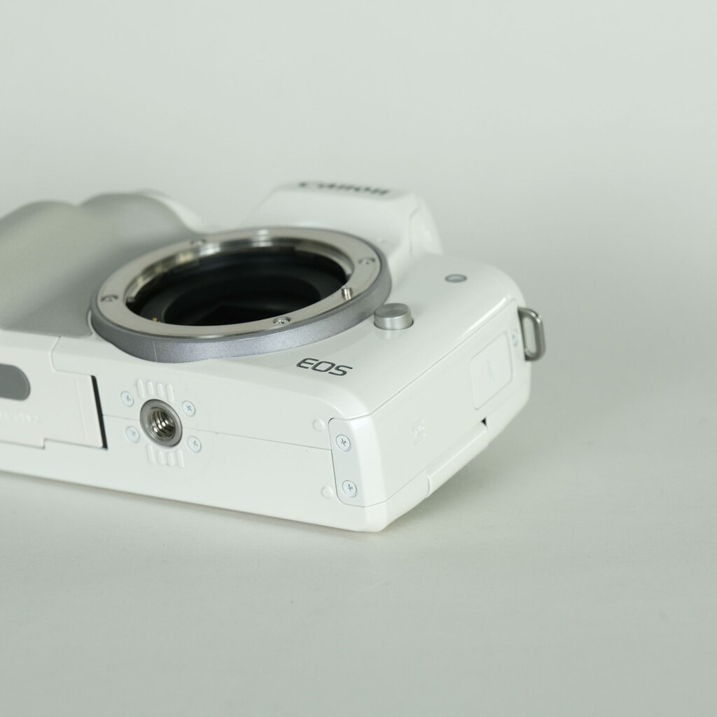 Canon EOS Kiss M Canon EOS Kiss M