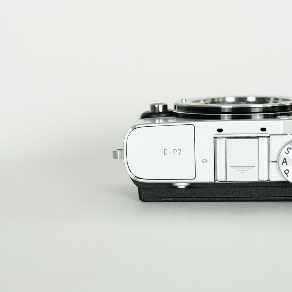 値下げ　OLYMPUS　E-P7　シルバーボディ　シャッター回数773 OLYMPUS PEN E-P7の出品 | ONE SCENE（ワンシーン）