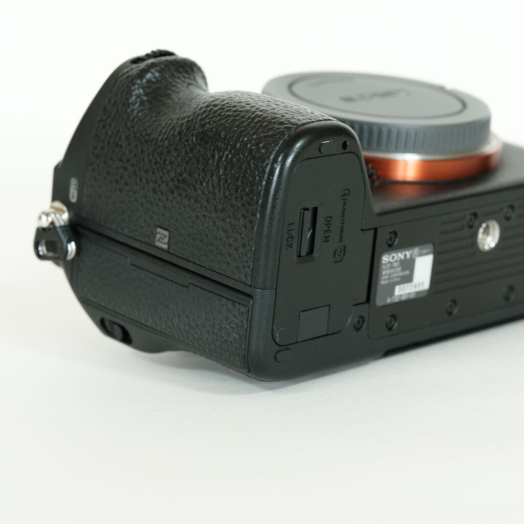 SONY - SONY ILCE−7M3 α7ⅲ 底面プレート付　中古　ワンオーナー SONY α7 III（ILCE-7M3）の出品 | ONE SCENE（ワンシーン）