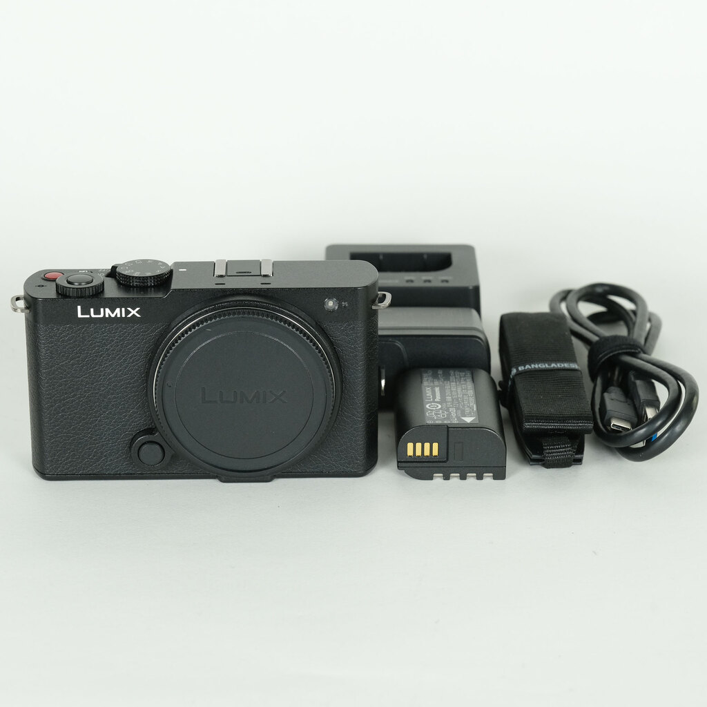 Panasonic LUMIX DC-S9 Panasonic LUMIX DC-S9
