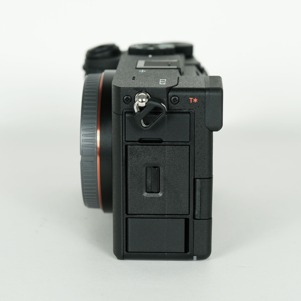 【美品】SONY α7C II ＋ 撮影に便利なおまけ付き SONY ミラーレス一眼カメラ α7C II（アルファ7C III）ボディ