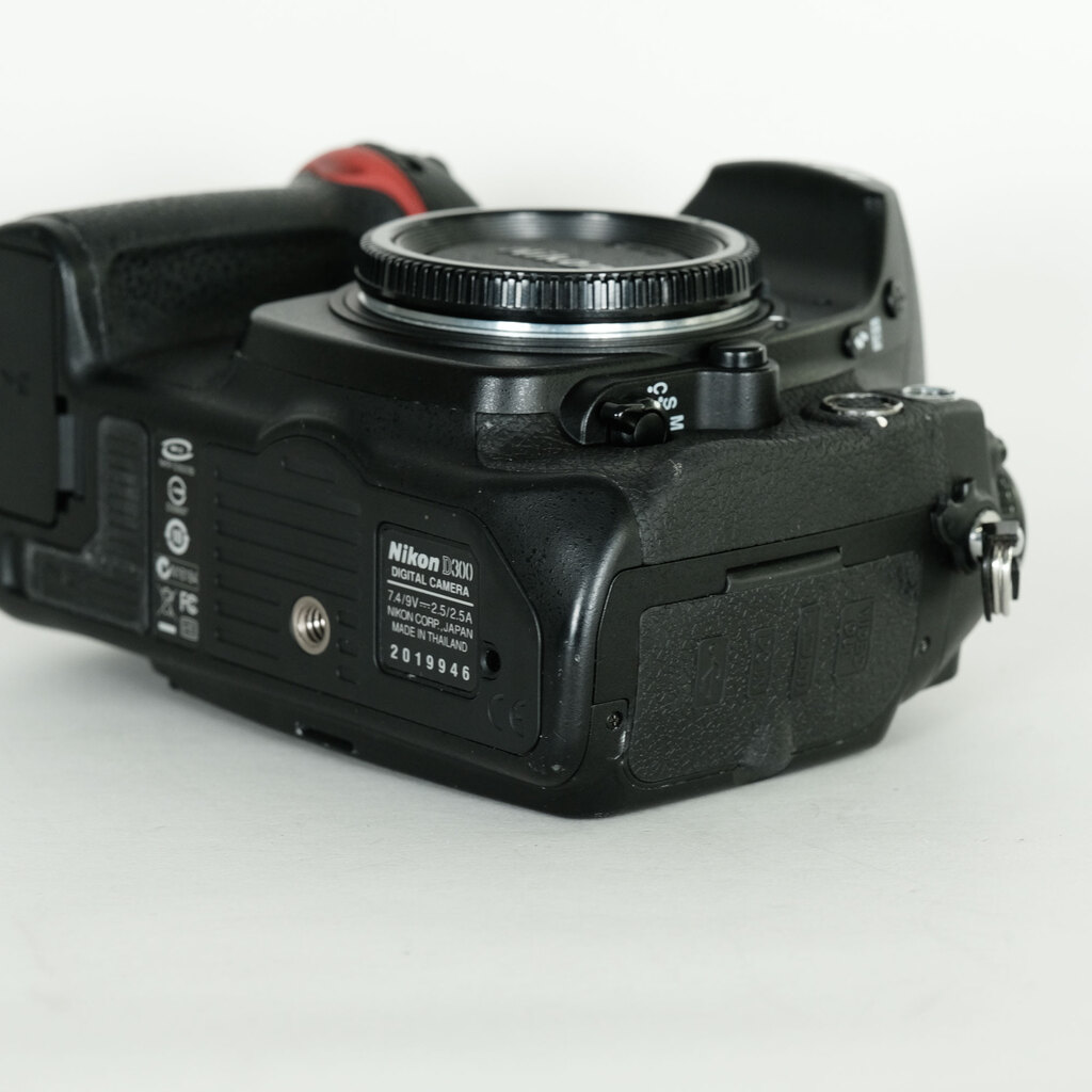 【ジャンク品】Nikon D300 本体のみ Nikon D300 ボディの出品 | ONE SCENE（ワンシーン）