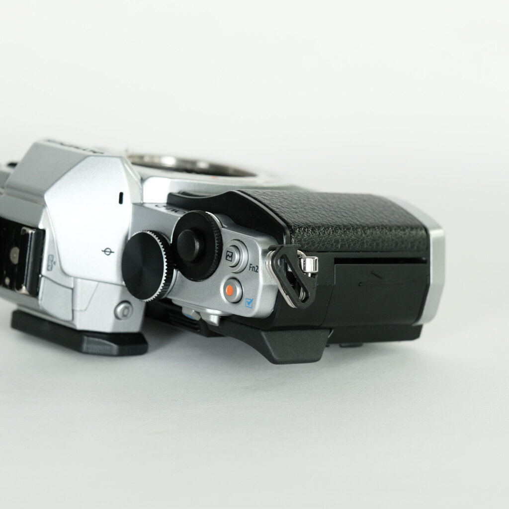 OLYMPUS OM-D E-M5 ボディ シルバー OLYMPUS OM-D E-M5 ボディ シルバー