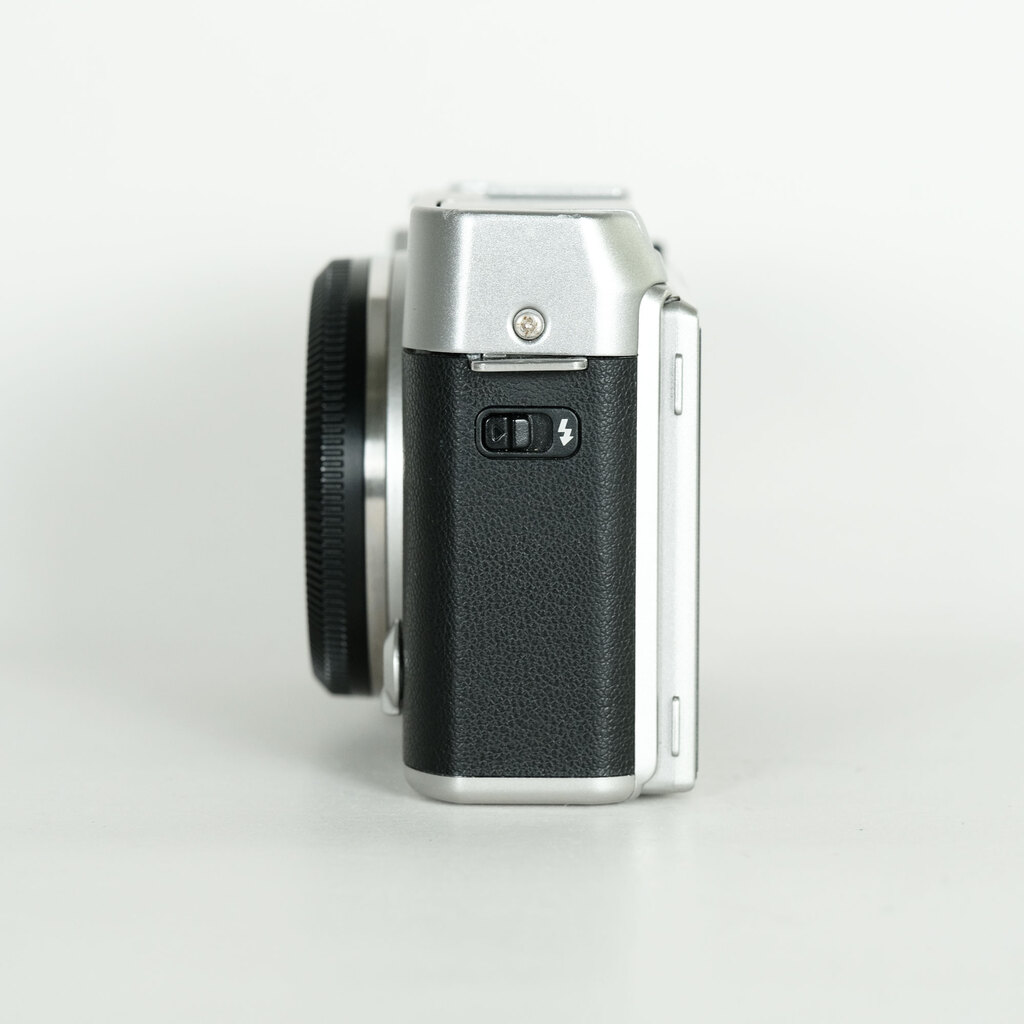FUJIFILM X-A3 ボディ  シルバー FUJIFILM X-A3 ボディ  シルバー