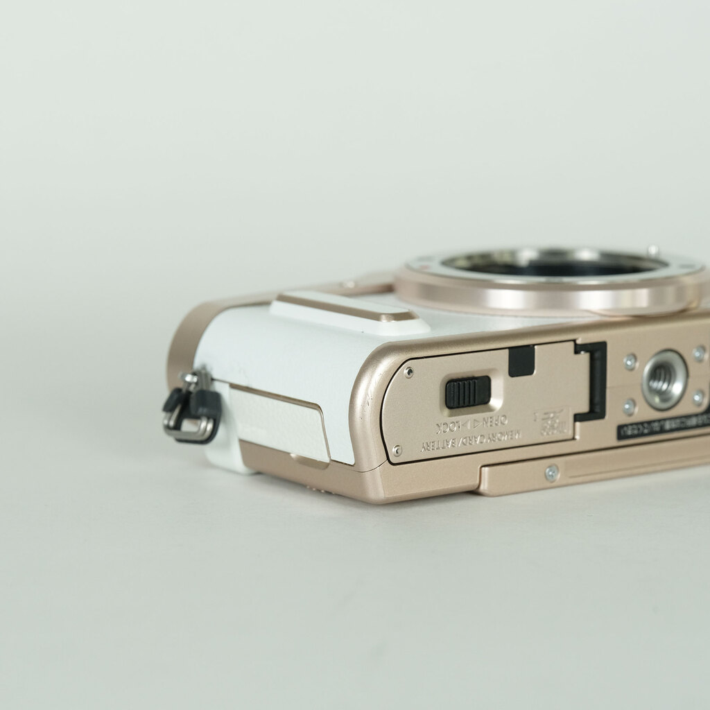 Panasonic LUMIX DC-GF10 ボディ ホワイト Panasonic LUMIX DC-GF10 ボディ ホワイト