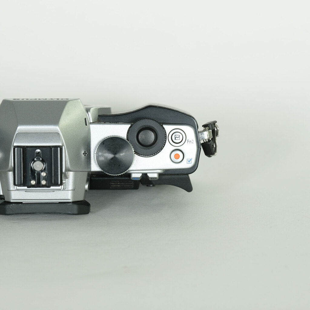 OLYMPUS OM-D E-M5 ボディ シルバーの出品 | ONE SCENE（ワンシーン）