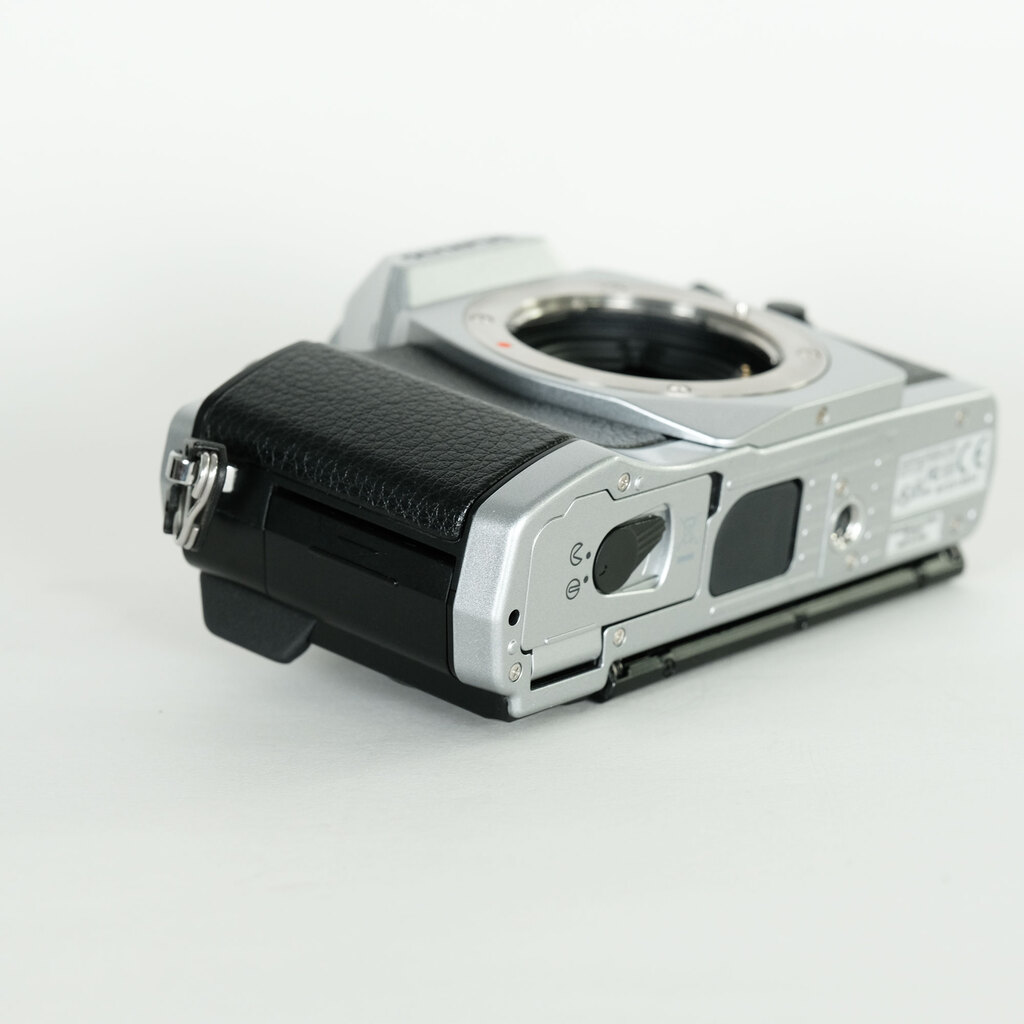 OLYMPUS OM-D E-M5 ボディ シルバー OLYMPUS OM-D E-M5 ボディ シルバー