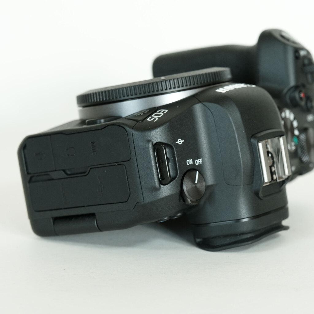 Canon EOS R6 Canon EOS R6
