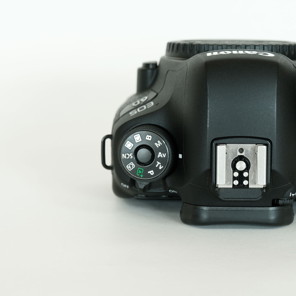 デジタルカメラ Canon eos 6D mark2 キヤノン、バリアングル液晶搭載の「EOS 6D Mark II」を8/4発売
