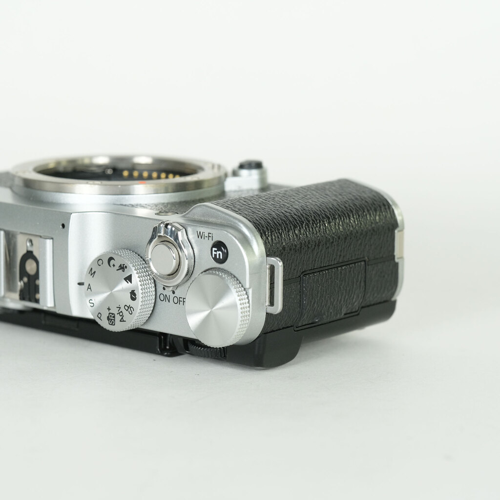 FUJIFILM X-A2 ボディ シルバー FUJIFILM X-A2 ボディ シルバー