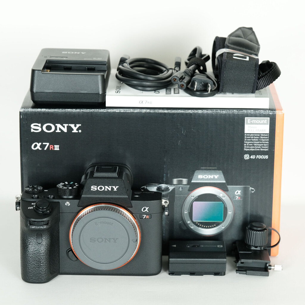 Sony a7RIII 純正+Neewerバッテリー付き ILCE-7RM3 Sony a7RIII 純正バッテリー付き ILCE-7RM3