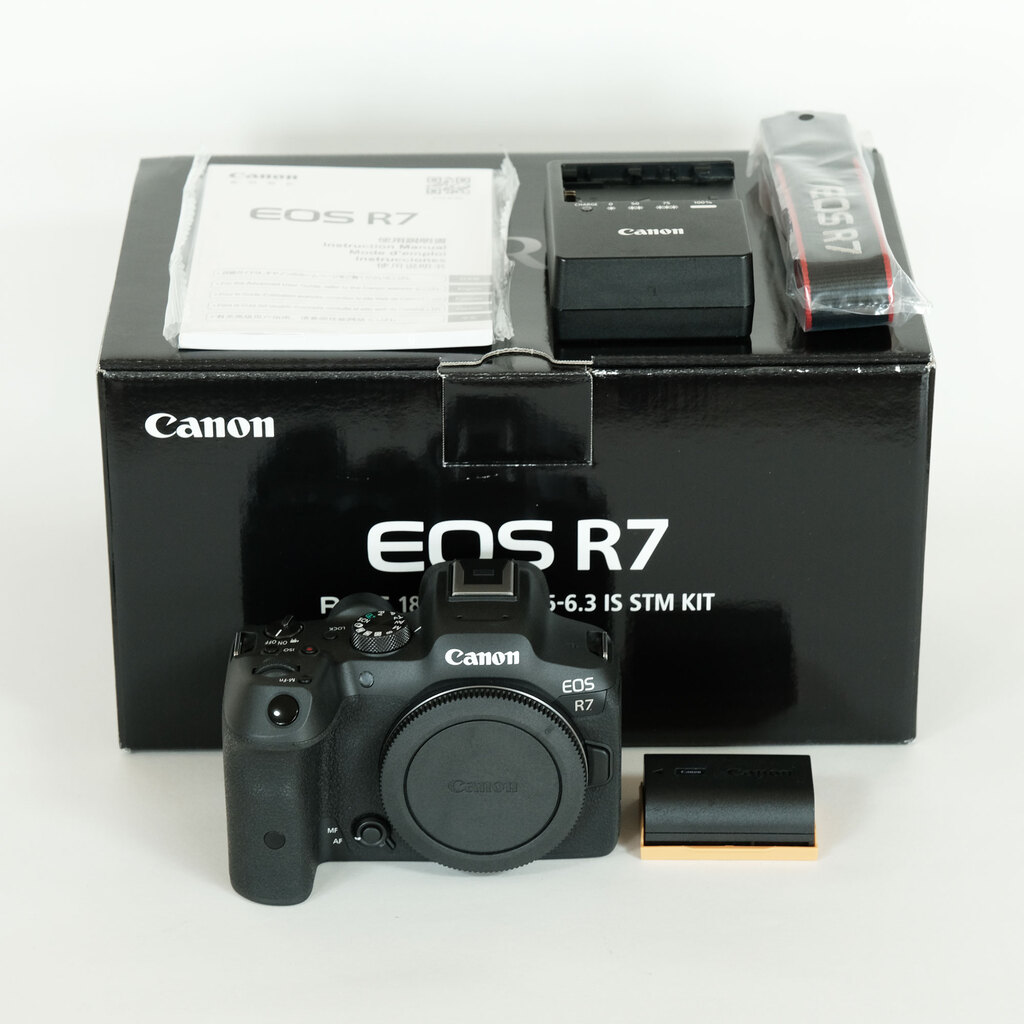 Canon EOS R7 Canon EOS R7