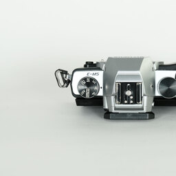 OLYMPUS OM-D E-M5 ボディ シルバー OLYMPUS OM-D E-M5 ボディ シルバー