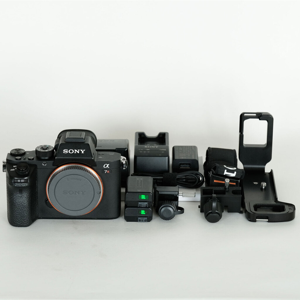 SONY α7R II（ILCE-7RM2）の出品 | ONE SCENE（ワンシーン）