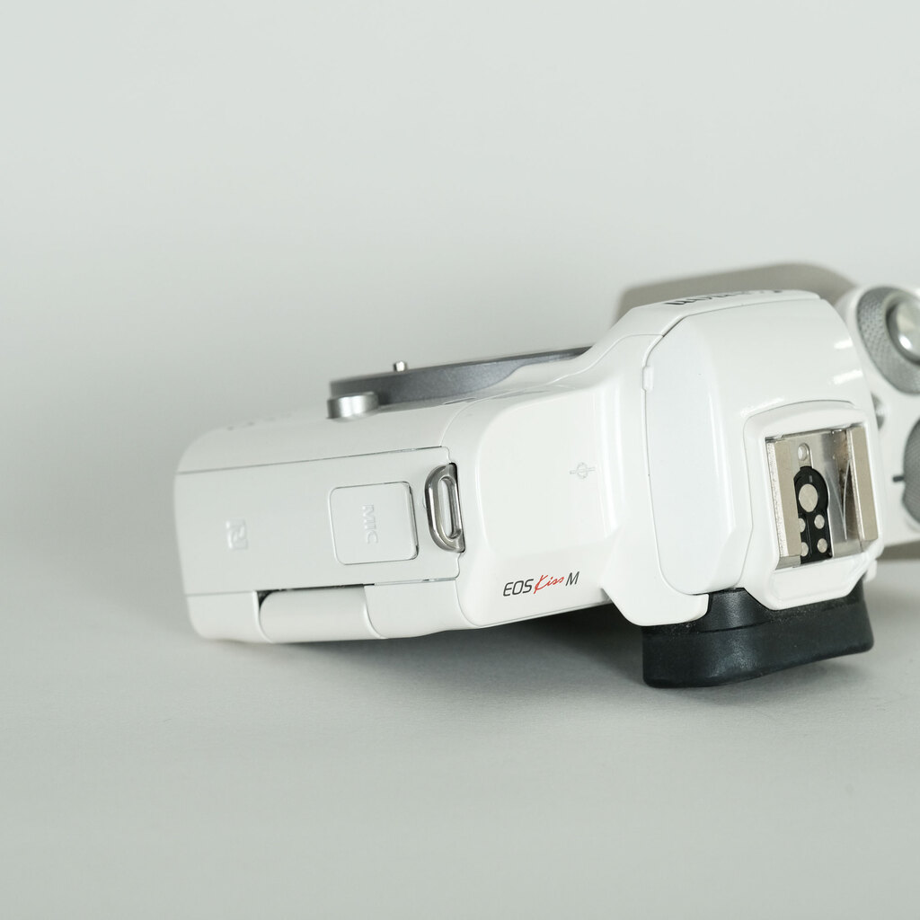 Canon EOS Kiss M Canon EOS Kiss M