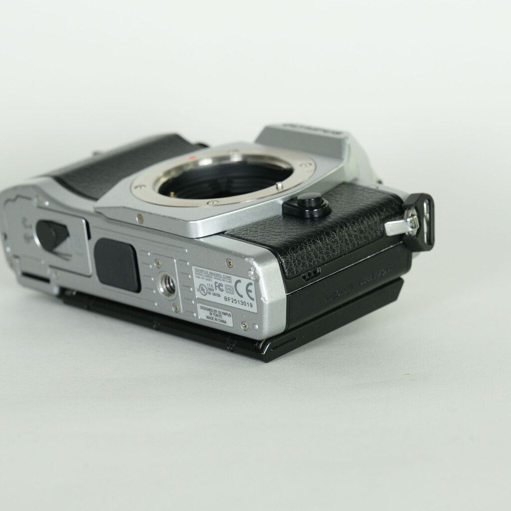 OLYMPUS OM-D E-M5 ボディ シルバーの出品 | ONE SCENE（ワンシーン）