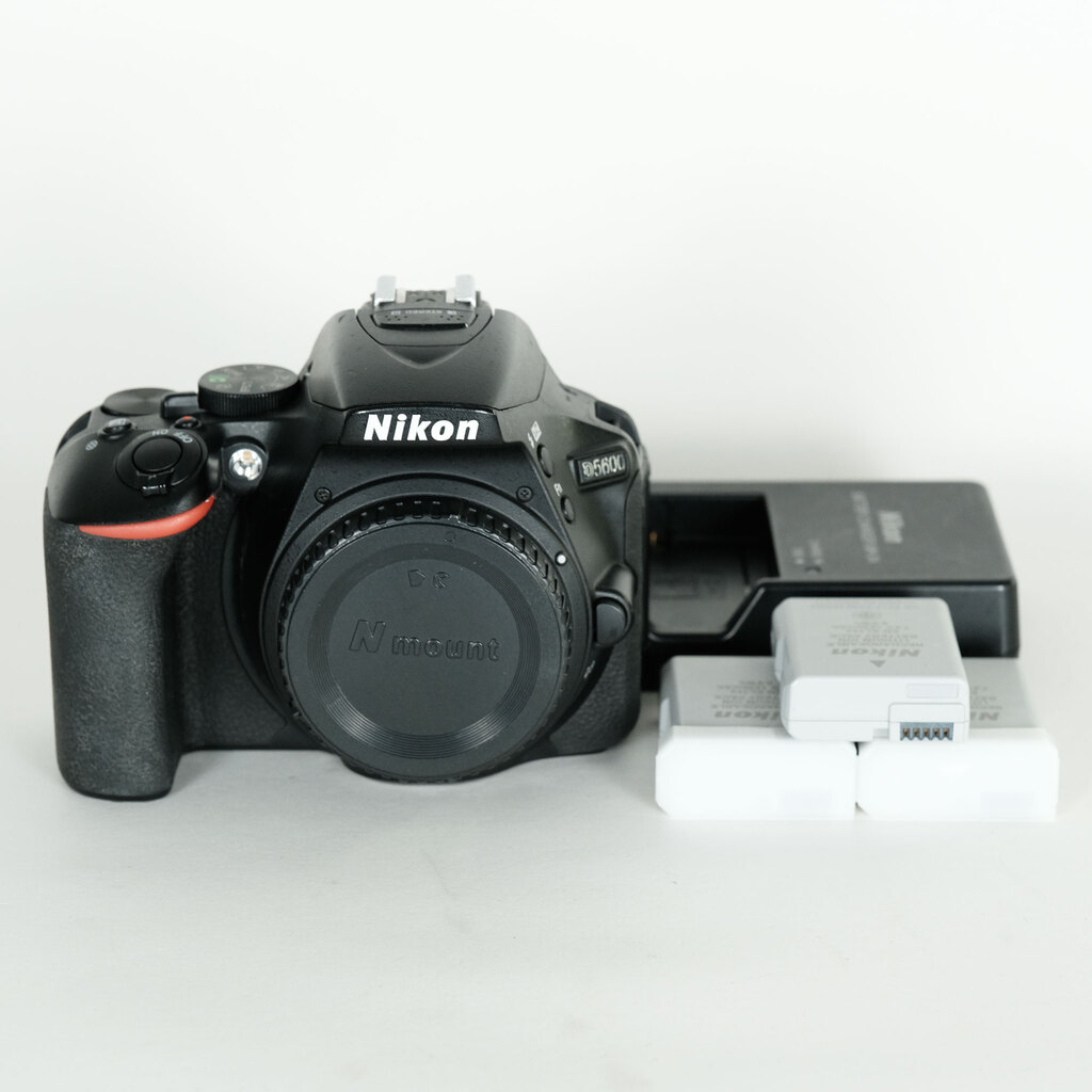 【最終値下げ】✨ボディー&レンズセット✨Nikon D5600 ニコン Nikon D5600 レンズキット ブラック SDカード(16GB)付き