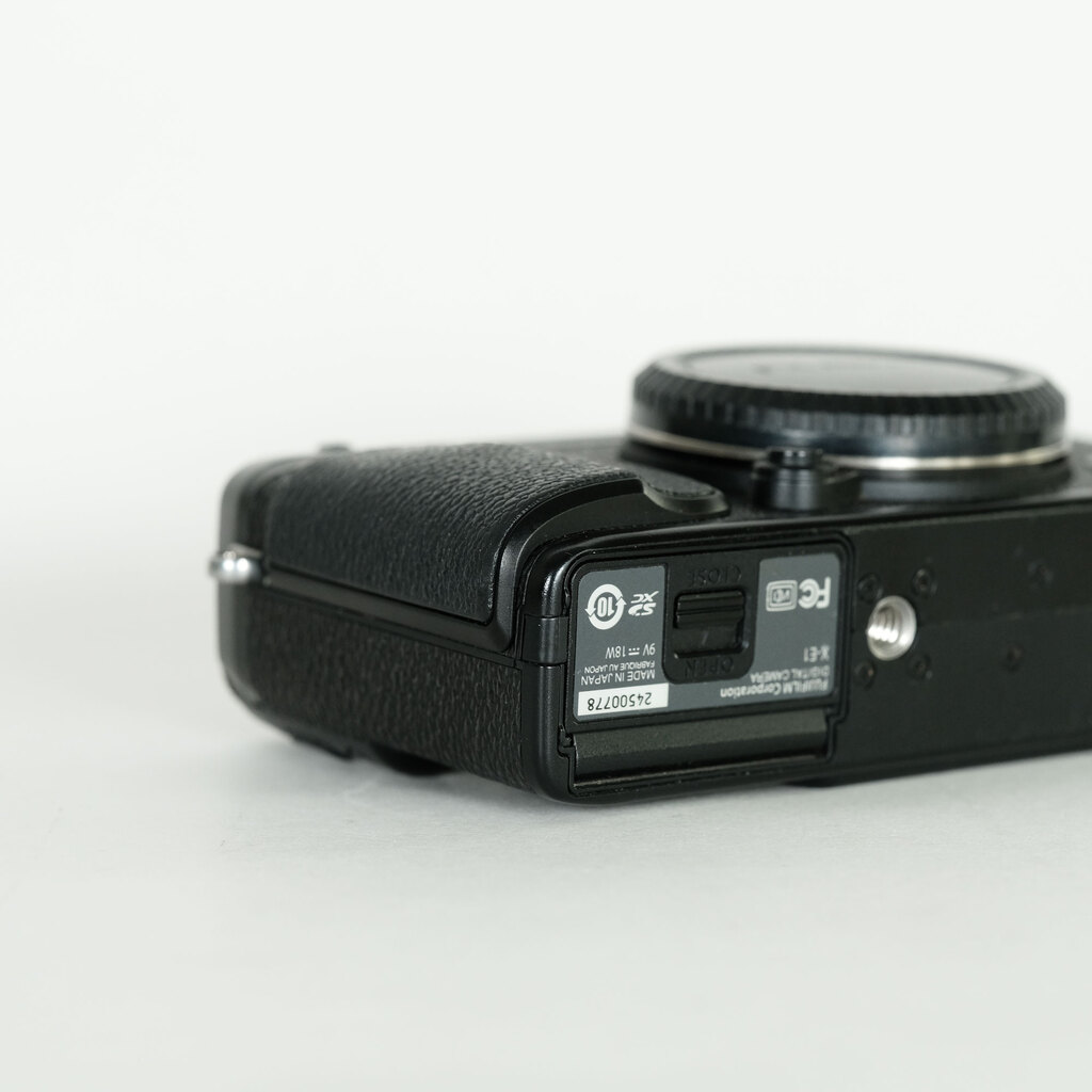 Fujifilm X-E1 ブラック Amazon.co.jp: FUJIFILM ミラーレス一眼 X-E1 ボディ ブラック